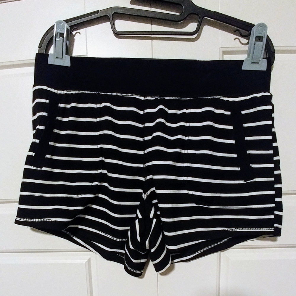 Lounge shorts with two front pockets
